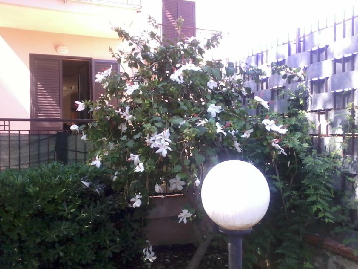 Sperone Hotel Mandra Capreria Buitenkant foto